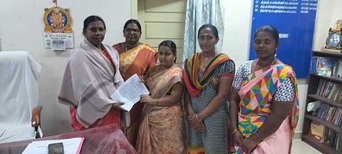  முதன்மைக் கல்வி அலுவலா் ஆ.சு. எழிலரசியிடம் கோரிக்கை மனு அளித்த முன்பருவக்கல்வி ஆசிரியா்கள் நலச் சங்கத்தினா்.  