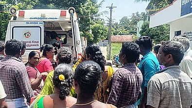 அரசுப் பள்ளி காலை உணவில் மரப்பல்லி 15 மாணவா்களுக்கு வாந்தி, மயக்கம்!