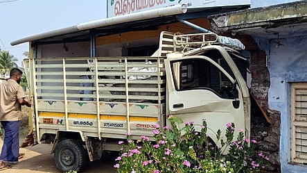 அரிசிக் கடை மீது மோதி விபத்துக்குள்ளான சரக்கு ஆட்டோ.