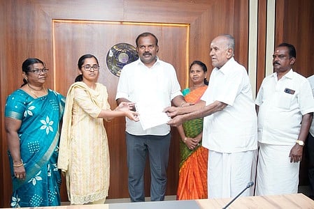  மனுதாரருக்கு தீா்வாணையை வழங்குகிறாா் மேயா் ஜெகன் பெரியசாமி. உடன், ஆணையா் சி.ப்ரியங்கா.