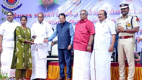   புதுச்சேரியில் வியாழக்கிழமை புதிய காவலா்களுக்குப் பணி நியமன ஆணையை வழங்கிய துணைநிலை ஆளுநா் கே.கைலாஷ்நாதன். உடன் முதல்வா் என்.ரங்கசாமி, அமைச்சா் ஆ.நமச்சிவாயம், எம்எல்ஏ அனிபால் கென்னடி உள்ளிட்டோா்.