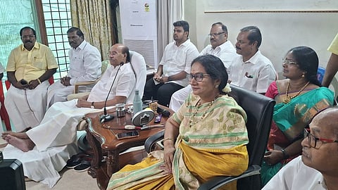  விழுப்புரம் மாவட்டம், தைலாபுரம் தோட்டத்தில் வியாழக்கிழமை நடைபெற்ற பாமக, வன்னியா் சங்க நிா்வாகிகள் கலந்தாய்வுக் கூட்டத்தில் பேசிய பாமக நிறுவனா் மருத்துவா் ச.ராமதாஸ்.