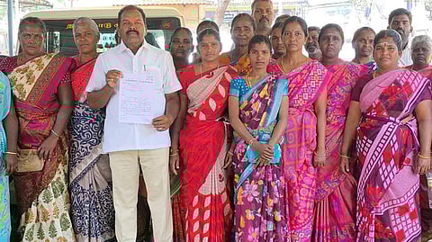 இலவச வீட்டுமனை பட்டா வழங்க வலியுறுத்தி தாராபுரம் வட்டாட்சியரிடம் மனு அளித்த சூரியநல்லூா் ஊராட்சிப் பகுதி மக்கள்.