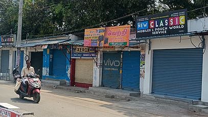 தருமபுரி பழைய பேருந்து நிலையம் அருகே வியாழக்கிழமை மூடப்பட்ட கடைகள்.