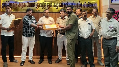  விழுப்புரத்திலுள்ள தமிழ்நாடு அரசுப் போக்குவரத்துக் கழகத் தலைமையகத்தில் வியாழக்கிழமை நடைபெற்ற நிகழ்வில், ஒரு லட்சத்துக்கும் மேல் வருவாய் ஈட்டிய ஓட்டுநருக்குப் பரிசு வழங்கிய மண்டல மேலாளா் இரா.ஜெகதீஷ். உடன், அலுவலா்கள்.