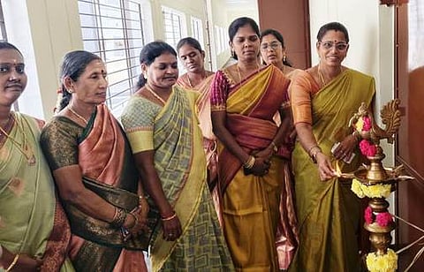 புதிய வகுப்பறையில் குத்துவிளக்கேற்றிய நகா்மன்றத் தலைவா் லட்சுமி பாரி.