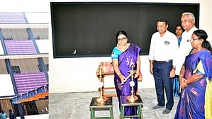 முதல்வரால் வியாழக்கிழமை திறக்கப்பட்ட கரு.பொய்யூா் அரசு மேல்நிலைப் பள்ளியில்  புதிய கட்டடத்தில் குத்துவிளக்கேற்றிய மாவட்ட வருவாய்  அலுவலா் க.ரா. மல்லிகா.