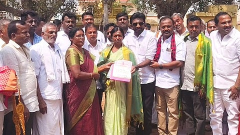 ரத்தினம்மாவை கௌரவித்த கிராம மக்கள்.