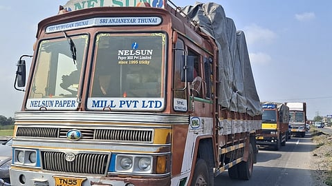    விபத்து காரணமாக போக்குவரத்து நெரிசல் ஏற்பட்டு நீண்ட வரிசையில் காத்திருந்த வாகனங்கள். 