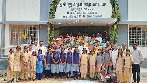 புதிய வகுப்பறைகள் திறப்பு விழாவில் பங்கேற்றோா்.