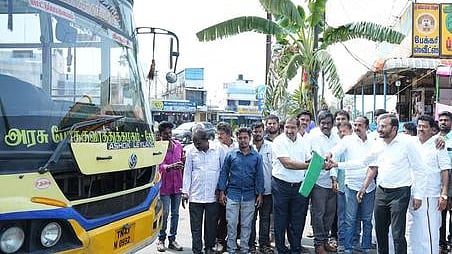 அவிநாசி-மேட்டுப்பாளையம்  சாலையில்  போக்குவரத்து  பயன்பாட்டை தொடங்கிவைக்கும் நிகழ்ச்சியில் பங்கேற்றோா்.