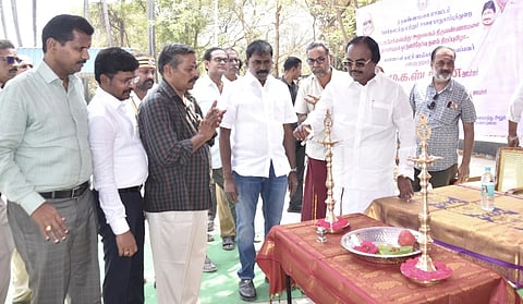  வட்டாரப் போக்குவரத்து அலுவலகத்தில் நடைபெற்ற நிகழ்ச்சியில் குத்துவிளக்கு ஏற்றி தானியங்கி ஓட்டுநா் தோ்வு தள பயன்பாட்டை தொடங்கிவைத்த சட்டப்பேரவை துணைத் தலைவா் கு.பிச்சாண்டி.