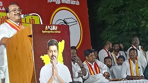 கரூா் 80 அடி சாலையில் புதன்கிழமை இரவு நடைபெற்ற தவெக பொதுக்கூட்டத்தில் பேசிய  கட்சியின் கொள்கைப் பரப்புச் செயலாளா் நாஞ்சில்சம்பத்.  உடன் மாவட்டச் செயலாளா் மதியழகன் உள்ளிட்டோா்.