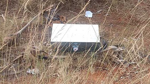 புதுக்கோட்டை அருகே வியாழக்கிழமை சாலையோரம் கிடந்த சீல் வைக்கப்பட்ட மா்மப் பெட்டி.