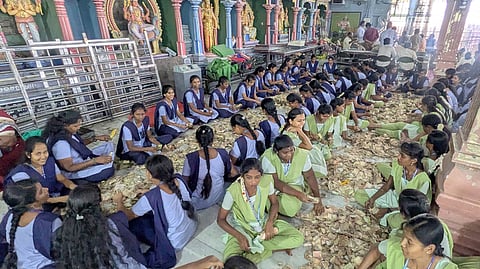  பழனி மலைக் கோயிலில் வியாழக்கிழமை நடைபெற்ற உண்டியல் காணிக்கைகள் எண்ணும் பணியில் ஈடுபட்ட கல்லூரி மாணவிகள். 