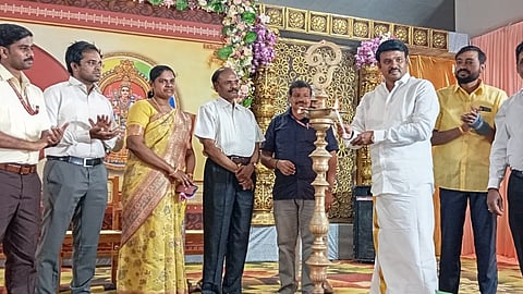  திருச்செந்தூா் சுப்பிரமணிய சுவாமி கோயிலில் புதிய கட்டடங்களை முதல்வா் மு.க.ஸ்டாலின் காணொலி மூலம் திறந்து வைத்ததையடுத்து, கோயில் கலையரங்கில் நடைபெற்ற நிகழ்ச்சியில் குத்துவிளக்கேற்றிய தக்காா் ரா.அருள்முருகன்.