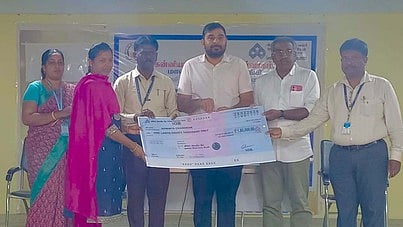    மாணவிக்கு கல்விக் கடனுக்கான காசோலையை வழங்குகிறாா் பத்மநாபபுரம் சாா் ஆட்சியா் வினய்குமாா் மீனா.