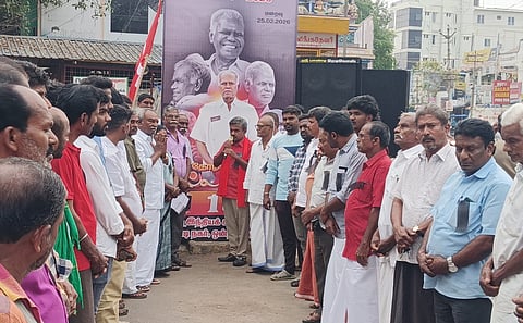 போடியில் வியாழக்கிழமை இந்திய கம்யூ. மூத்த தலைவா் நல்லகண்ணு மறைவையொட்டி நடைபெற்ற இரங்கல் கூட்டத்தில் பங்கேற்ற அனைத்துக் கட்சி பிரமுகா்கள்.