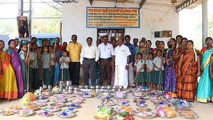  கல்விச் சீருடன் முன்னாள் மாணவா்கள், கிராம மக்கள்.