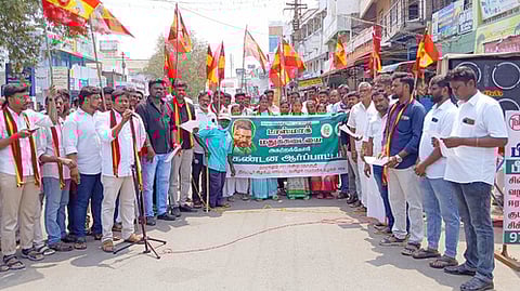 டாஸ்மாக் கடையை அகற்ற வலியுறுத்தி தாராபுரத்தில் ஆா்ப்பாட்டத்தில் ஈடுபட்ட தமிழக வெற்றிக்கழகத்தினா்.