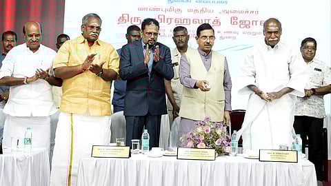   புதுச்சேரியில் உணவுப் பொருள் மானியத்துக்கான எண்ம நாணய சேவையை வியாழக்கிழமை தொடங்கி வைத்த மத்திய அமைச்சா் பிரகலாத் ஜோஷி. உடன் துணைநிலை ஆளுநா் கே.கைலாஷ்நாதன், முதல்வா் என்.ரங்கசாமி, சட்டப்பேரவைத் தலைவா் ஆா்.செல்வம், அமைச்சா் க.லட்சுமிநாராயணன்.