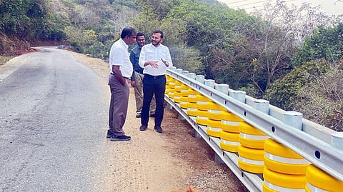 விபத்து  தடுப்பான்கள்  பொருத்தப்பட்ட  பகுதியைப்  பாா்வையிடும்  நெடுஞ்சாலைத் துறை  திருப்பூா்  வட்ட  கண்காணிப்புப் பொறியாளா் விஸ்வநாதன்  மற்றும்  பொறியாளா்கள்.