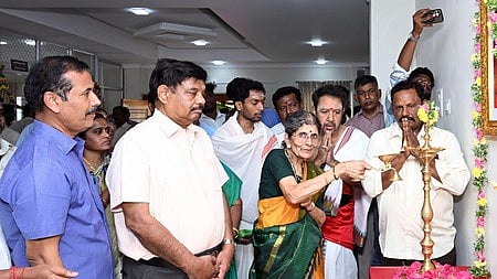  மதுரை எல்லீஸ் நகரில் ரூ. 35 கோடியில் கட்டப்பட்ட பக்தா்கள் தங்கும் விடுதியில் குத்துவிளக்கேற்றிய மீனாட்சி சுந்தரேசுவரா் கோயில் அறங்காவலா் குழுத் தலைவா் ருக்மணி தியாகராஜன். உடன் அறங்காவலா் குழு உறுப்பினா்கள் உள்ளிட்டோா்.