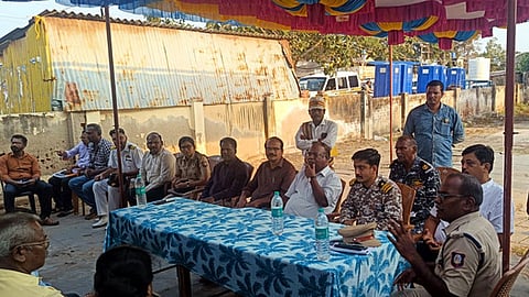  கச்சத்தீவு திருவிழாவையொட்டி, ராமேசுவரம் மீன்பிடித் துறைமுகத்தில் வியாழக்கிழமை நடைபெற்ற ஆலோசனைக் கூட்டத்தில் பங்கேற்ற இந்திய கடற்படை, கடலோரக் காவல் படை, மத்திய, மாநில உளவுத் துறை, மாவட்ட காவல் துறை அதிகாரிகள். 