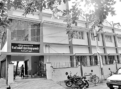 நூலகர், நூல்கள் இல்லாமல் இயங்கும் ஈரோடு மாநகராட்சி நூலகம்!