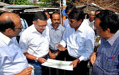 ஈரோடு: 80 அடி சாலையில் நெடுஞ்சாலைத்துறை செயலர் திடீர் ஆய்வு