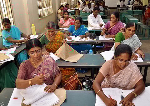 ஆசிரியர் தகுதித் தேர்வு 2017 விண்ணப்பங்கள் 15 முதல் விநியோகம் செய்யப்படலாம்?