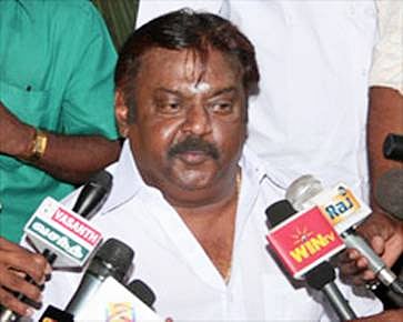 மக்கள் பிரச்னைகளைப் பேசியதற்கு வழக்கா? விஜயகாந்த் ஆவேசம்