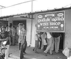 டாஸ்மாக் பிரச்னை: யார் காரணம்?