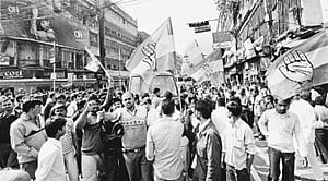 மேற்கு வங்கத்தில் சட்டம்-ஒழுங்கு: முதல்வருடன் ஆலோசிக்க ஆளுநர் முடிவு