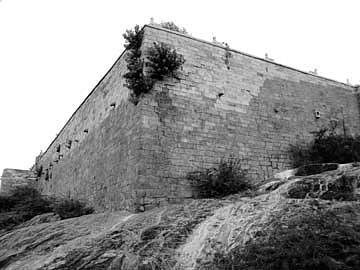 பராமரிப்பு இல்லாமல் சிதிலமடையும் பழைமையான கோயில்