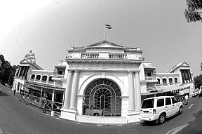 கல்விக் கட்டணம்: தனியார் பள்ளிகளுக்கு கடிவாளம்