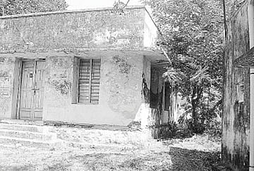 குற்றாலத்தில் பராமரிப்பற்ற பேரூராட்சி விடுதிகள்