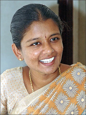 நட்சத்திர ஜன்னலில் விமலா எட்டிப் பார்க்கிறார்!