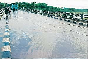 உடையும் அபாயத்தில் புவனகிரி பாலம்