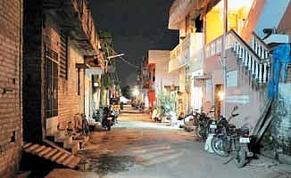 தெரு விளக்கு உண்டு ! ஆனால் எரியாது ! !