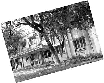 சமூக விரோதிகள் கூடாரமாகும் வேளாண் கட்டடங்கள்!