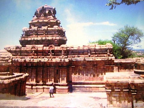 குன்றுகளும் குகைகளும் நிறைந்த "நார்த்தாமலை'