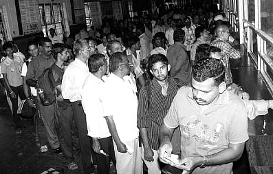 கோவை ரயில் நிலையத்தில் மூச்சுத் திணறும் பயணிகள்!