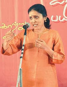 "மகுடம்' இசையுடன் அகிலா!