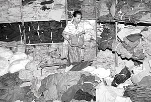 ரூ.100 கோடி மதிப்பிலான பள்ளிச் சீருடைகள் தேக்கம்