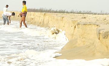 கடல் அரிப்பால் மாயமாகி வரும் கடலூர் சில்வர் பீச் மணல் பரப்பு
