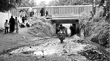 கழிவுநீர்க் கால்வாயாகும் ரயில்வே குகை வழிப்பாதை!