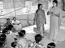 பணிக்காகப் போராடும் வளர்கல்வி மையப் பணியாளர்கள்