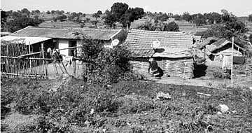 அவதிப்படும் மலைக் கிராம மக்கள்: பயணச் செலவோ ரூ. 70