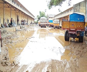 மழை நீர் கிடங்காக மாறிய உணவுக் கிடங்கு வளாகம்